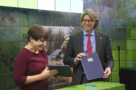 Minister Ploumen signed the five-year agreement with Partners for Resilience. By Raymond Duijssens.