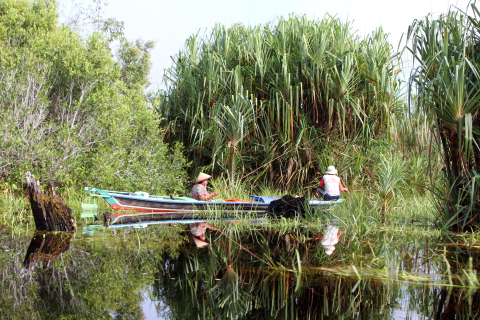 Sustainable peatland livelihoods, fishing at Mentangai river (Marcel Silvius)