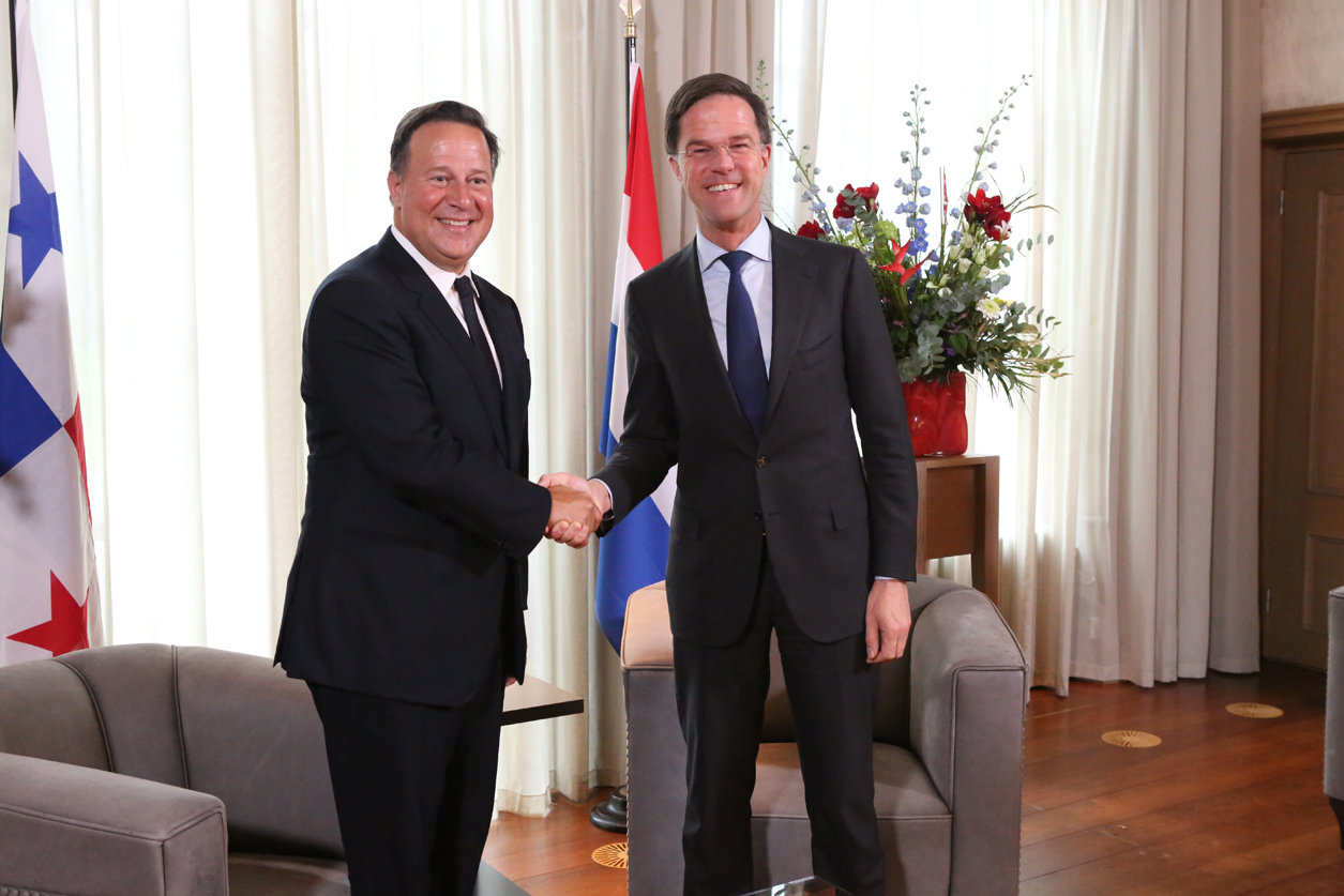 President Varela and Prime Minister Rutte shaking hands in The Hague, 22 January 2018. Photo by Government of Panama.